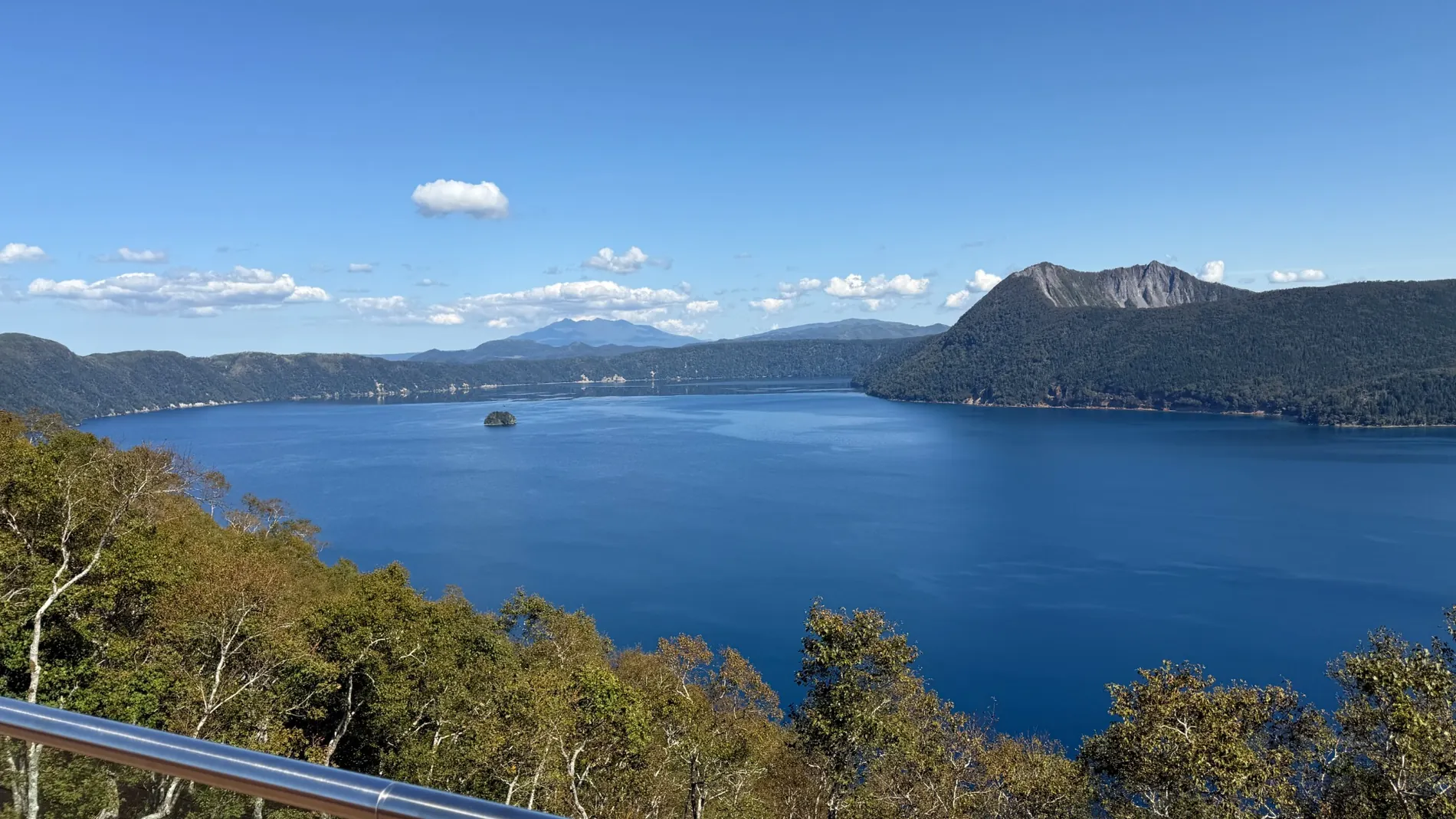 旅先で撮影した青い湖と山並み