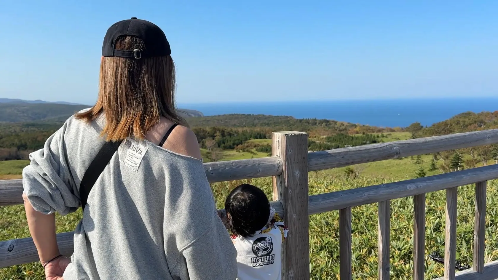 海を望む展望台に立つ親子